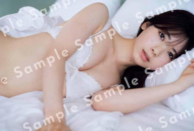 筒井あやめ 1st写真集「感情の隙間」封入特典ポストカード／撮影：細居幸次郎