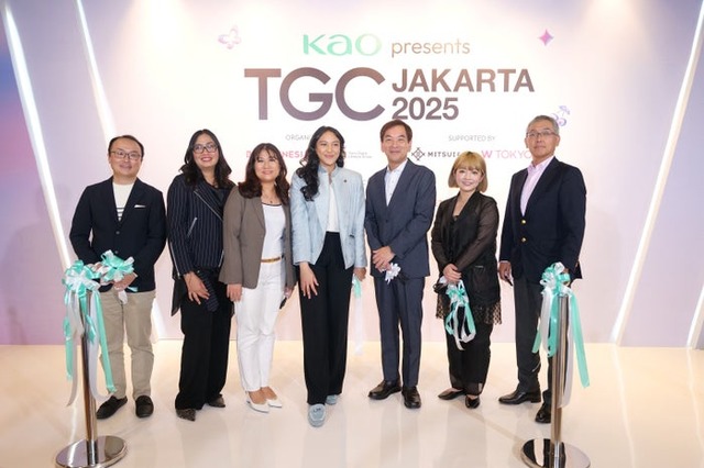 （左から）長谷川智紀（Beautynesia CEO）、Monique Soeriaatmadja（Alexalexaファッションデザイナー）、Bun Susilowati（Kao Indonesia マーケティング部長）、 Putri Tanjung（CT Corp監査役、Trans Digital Lifestyle Group CEO）、長谷川尚一（Kao Indonesia社長）、 池田友紀子（W TOKYO 執行役員、東京ガールズコレクション実行委員会 チーフプロデューサー）、小⽇山功 (インドネシア三井物産 社長)（提供写真）