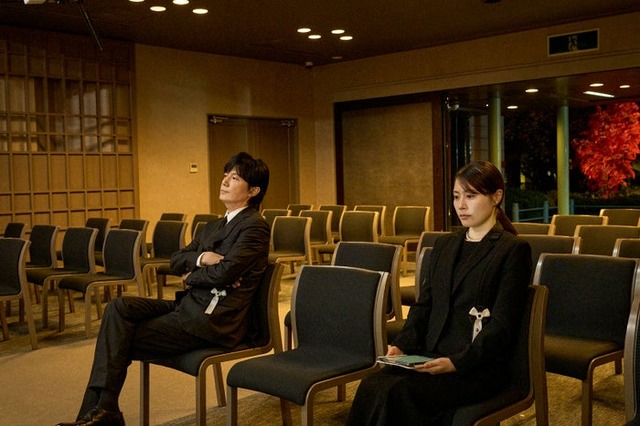 福山雅治、有村架純「ブラック・ショーマン」場面写真より（C）2025「ブラック・ショーマン」製作委員会