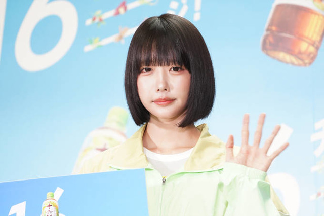 ano、爽やかなカジュアル衣装でイベントに登場！“フラフープチャレンジ”経て新垣結衣に尊敬のまなざし