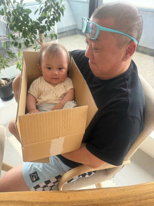 山本圭壱、これが本当の箱入り娘！？親子SHOTにファンほっこり「本当に可愛い」「幸せだなぁ」