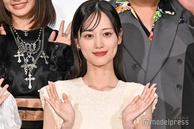 ロングの山下美月（C）モデルプレス