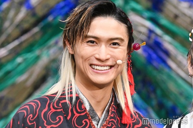 笑顔の橋本良亮（C）モデルプレス
