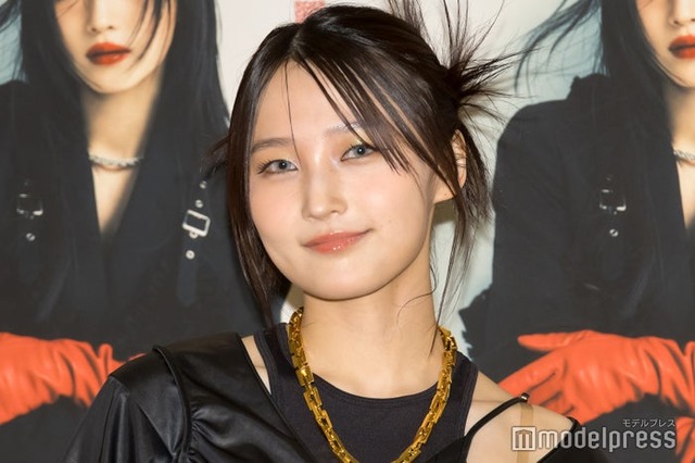 囲み取材に応じた鞘師里保（C）モデルプレス