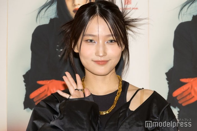囲み取材に応じた鞘師里保（C）モデルプレス