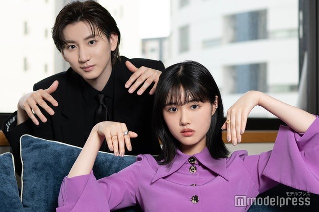 モデルプレスのインタビューに応じた京本大我、原菜乃華／霊のポーズをリクエストすると息ぴったりにポージングを決めてくれた2人（C）モデルプレス