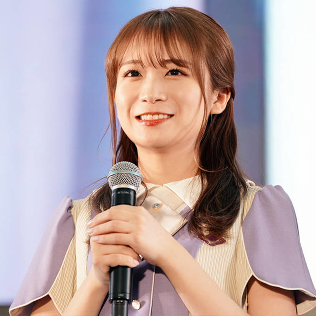 秋元真夏、お気に入りTシャツを着たにっこりSHOTに反響「こういう感じ好き」「おしゃれで似合ってる！」