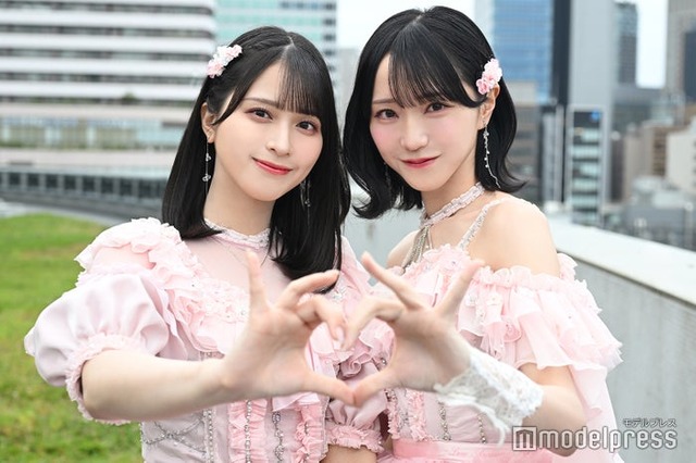 モデルプレスのインタビューに応じた佐々木舞香、野口衣織（C）モデルプレス