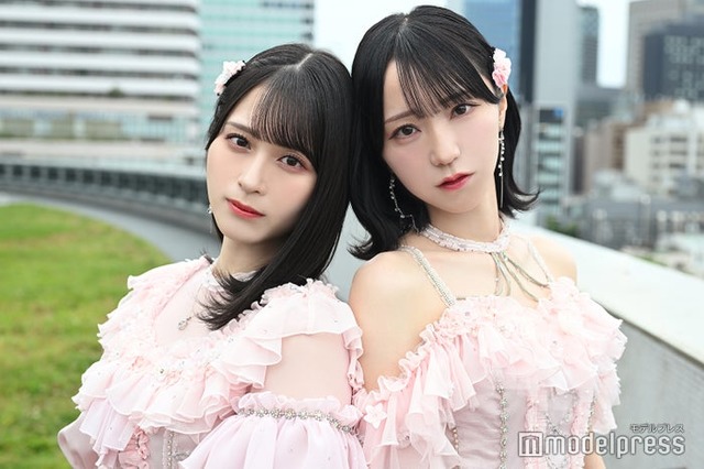 モデルプレスのインタビューに応じた佐々木舞香、野口衣織（C）モデルプレス