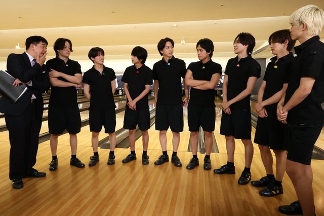 （左から）伊藤利尋アナ、菊池風磨、松島聡、佐藤勝利、寺西拓人、原嘉孝、橋本将生、猪俣周杜、篠塚大輝（C）フジテレビ
