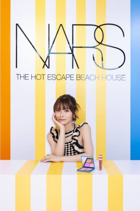 長濱ねる・百田夏菜子らが夏先取りの肌見せコーデを披露！カラフルで解放感あふれるビーチハウスを体験