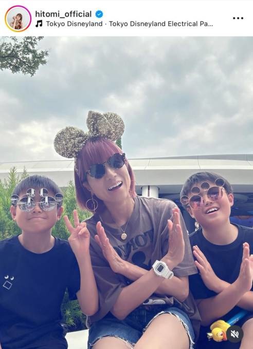 hitomi、息子たちとパシャリ！家族でディズニーSHOTに反響「アクティブで素敵ママさん」「幸せな時間ですね」