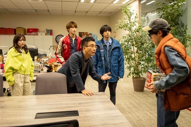 齊藤なぎさ、岐洲匠、八嶋智人、伊野尾慧、松倉海斗「パラレル夫婦 死んだ“僕と妻”の真実」（C）カンテレ