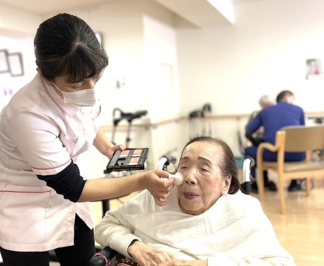 注目の「介護美容」なぜ人気？「徘徊がなくなった」「病気の早期発見」たかがメイクの範疇では全くないそのパワー