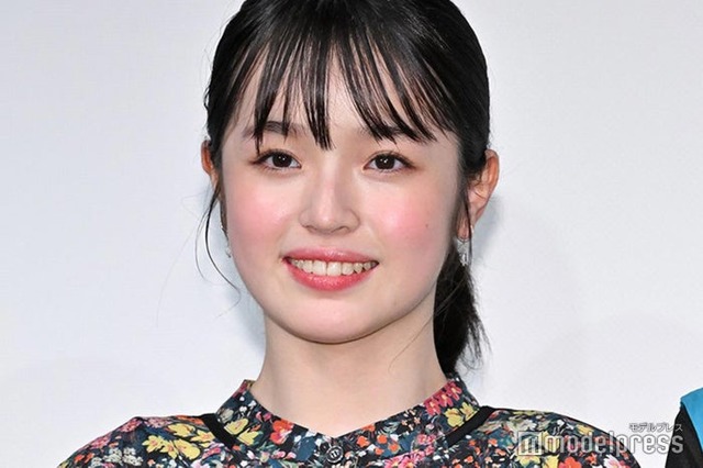 ロングヘアの豊嶋花（C）モデルプレス