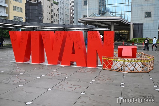 赤坂サカス広場の「VIVANT」モニュメント（C）モデルプレス