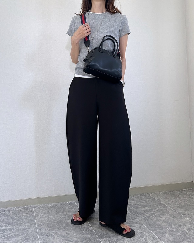 脚のラインを拾わない「カーブパンツ」でスタイルアップ。品よくルーズな大人の着こなし方【40代の毎日コーデ】