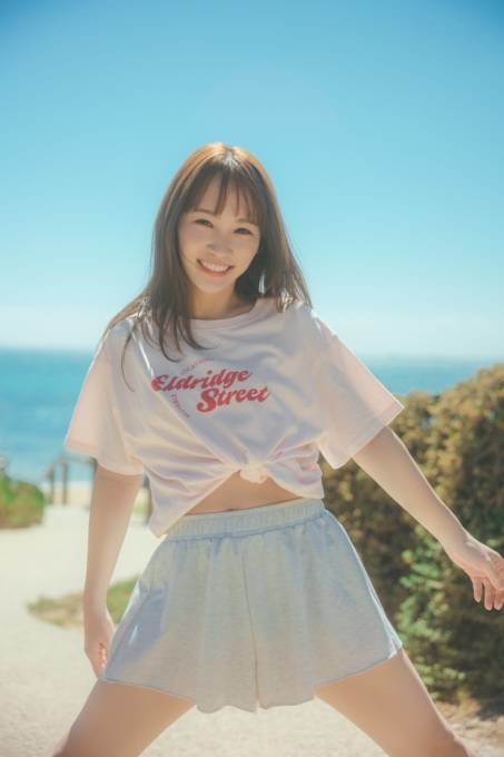 川栄李奈、ほっそりお腹チラリの眩しい笑顔SHOT！夏のオーストラリア・メルボルンで魅力が弾ける