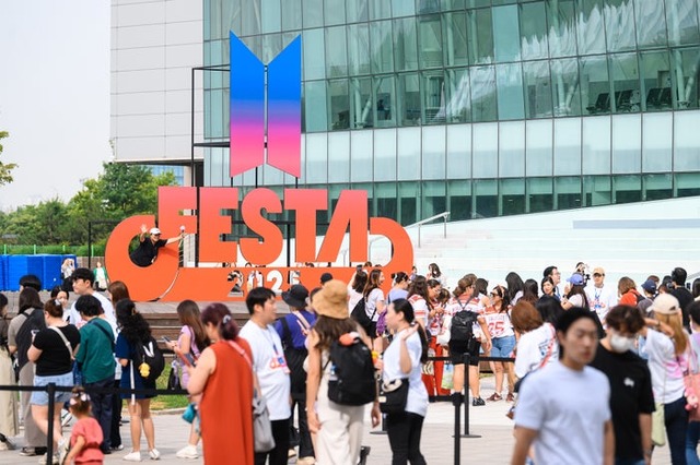 「2025 BTS FESTA」オフラインイベントの様子（P）＆（C）BIGHIT MUSIC