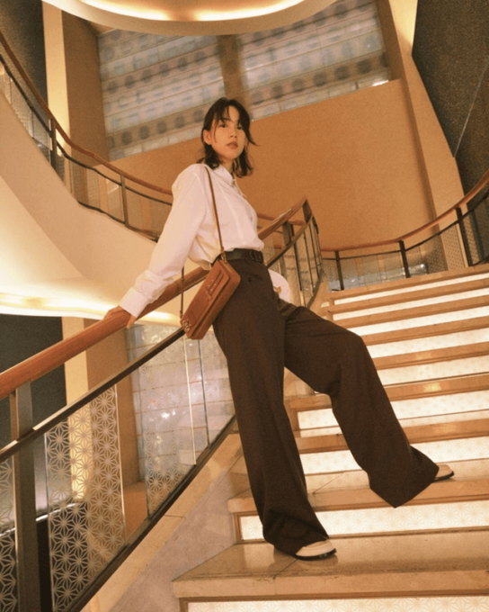 のん、シックに決めたシャツ×ワイドパンツコーデに反響「ほっそい美しいスタイル」「カッコいい」
