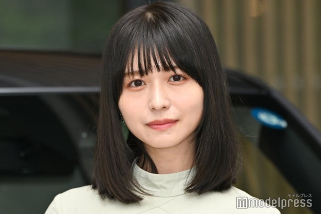 ストレートヘアの長濱ねる（C）モデルプレス