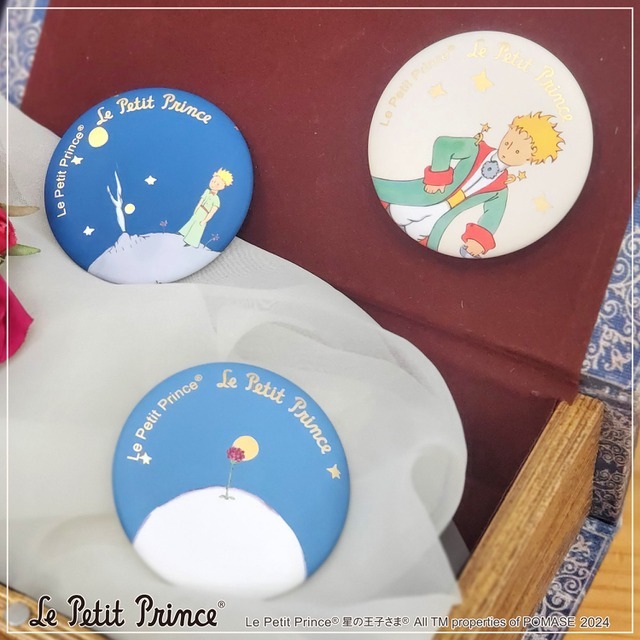 缶バッジ(左上から時計回りに、メインアート/正装/バラ）各660円（税込）