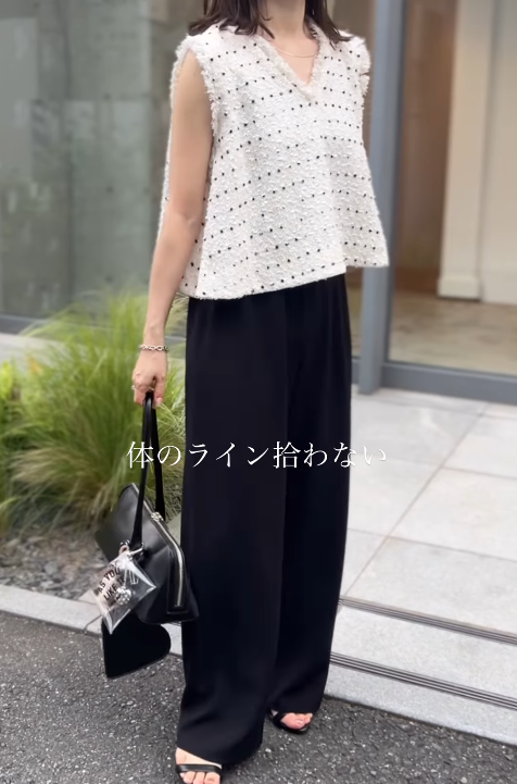 大人の甘めパンツコーデのお手本。体型カバーも計算済みの夏のモノトーン【40代の毎日コーデ】