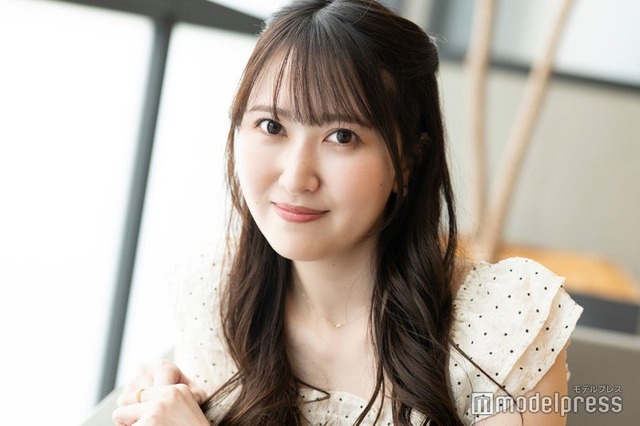 モデルプレスのインタビューに応じた辻本菜々子（C）モデルプレス