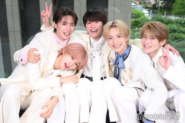 モデルプレスのインタビューに応じたLiKE LEGEND（左下から）NAOYA、山中柔太朗、大橋和也、木村慧人、大久保波留（C）モデルプレス