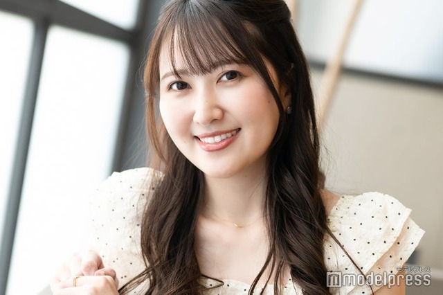 モデルプレスのインタビューに応じた辻本菜々子（C）モデルプレス
