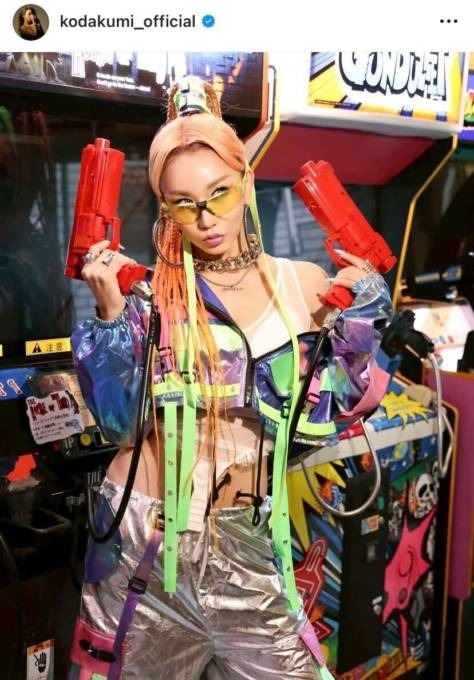 「ビジュ爆発」倖田來未、サイバーな衣装を着こなしたゲーセンSHOTをファン絶賛「しっかりセクシー」