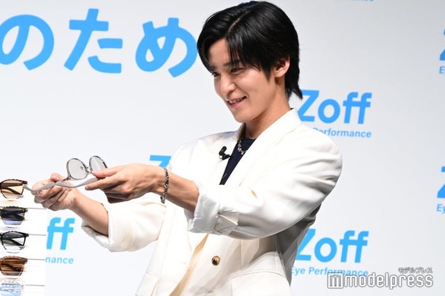 サングラス選びに夢中になる目黒蓮（C）モデルプレス