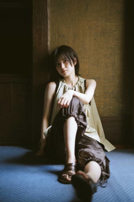 櫻坂46的野美青、ヘルシー肌見せSHOTにうっとり…歴史ある洋館で際立つ存在感と美しさ