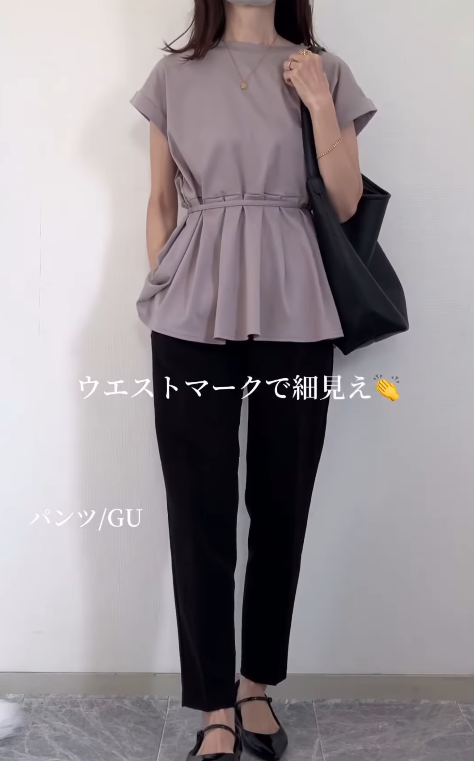 甘辛オフィスコーデの定番。「ペプラムブラウス」は40代の夏のワードローブに加えたい一枚【40代の毎日コーデ】