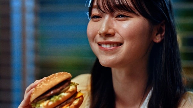 守屋麗奈／ビッグマック「明日も 笑おう あの頃も今も」篇（提供写真）