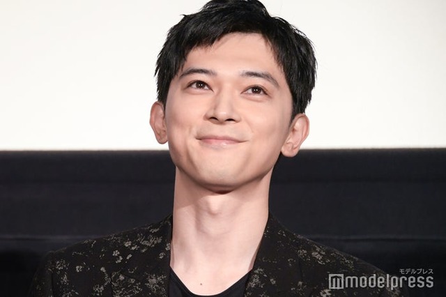 ファンとの交流を楽しむ吉沢亮（C）モデルプレス
