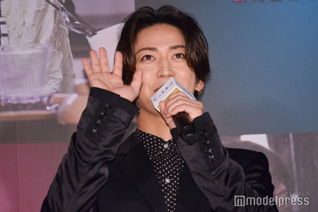ライブビューイングを見ている人にもファンサービスを欠かさない亀梨和也（C）モデルプレス