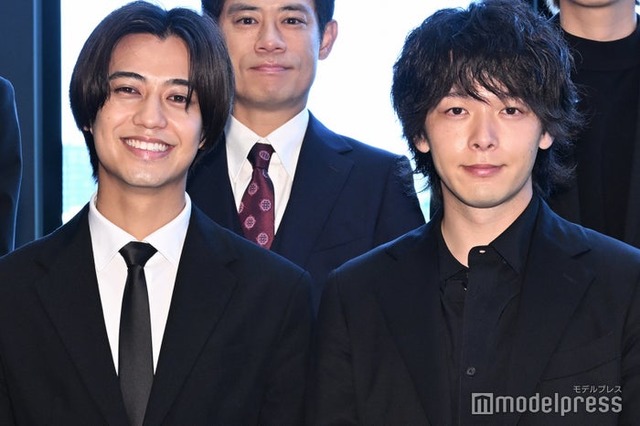 バディ感が日に日にマシマシバリ硬になっている高橋海人、中村倫也（C）モデルプレス