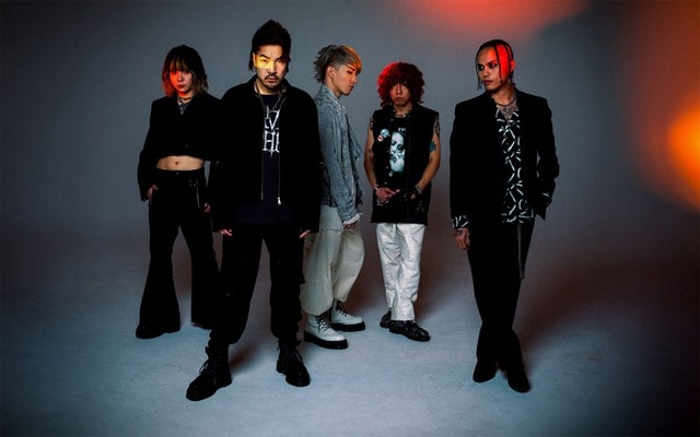 Crossfaith／Daikiは左から2番目（提供写真）