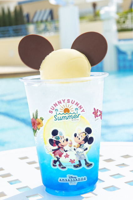 ディズニーアンバサダーホテルの屋外プールでは “SUNNY SUNNY Summer”をテーマにした夏らしいデザインのフォトスポットやスペシャルドリンクを提供