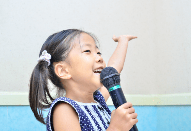 リビングで喧嘩する祖父母　すると、孫が歌謡曲を歌い始め…→「上手い」「ほっこりした」