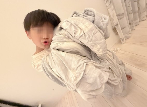 辻希美、三男がお気に入りの布団を抱いたほっこりSHOT公開「これが無いと寝られなくて」