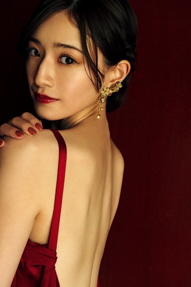 中田花奈 2nd写真集「掻き立てる」（C）笠井爾示 ／講談社