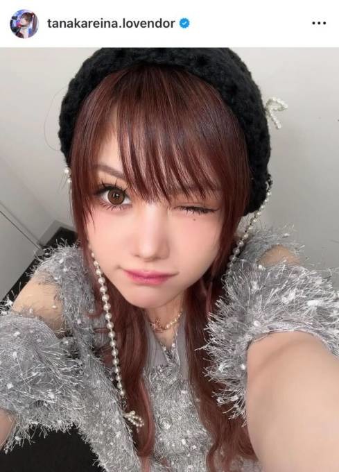 田中れいな、ピンク髪が引き立つモノトーンコーデSHOTに「可愛すぎる」「似合う」の声