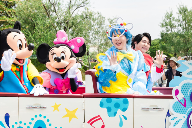Mrs. GREEN APPLEがサプライズでパレード登場！夏イベ「サマー・クールオフat Tokyo Disney Resort」明日開幕