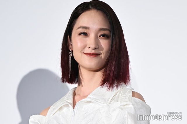 黒髪の剛力彩芽（C）モデルプレス