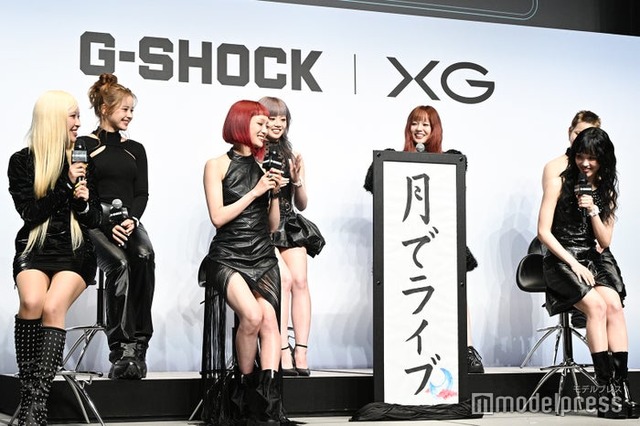 HINATAが書いた達筆な短冊をお披露目するXG（C）モデルプレス