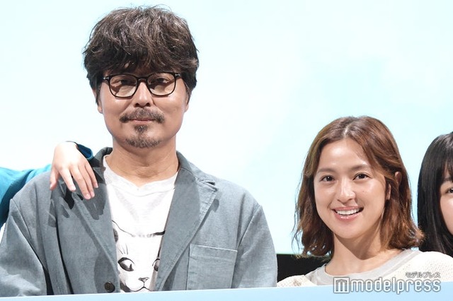 初共演で夫婦役を演じる小澤征悦＆中村アン（C）モデルプレス