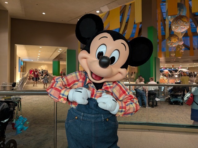 【海外ディズニー】農夫スタイルのミッキーがごあいさつ！エプコットの人気レストランを体験　フロリダ WDW