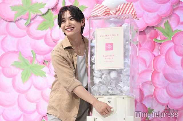 会場にあるガチャガチャを1番に回し嬉しそうな山田涼介（C）モデルプレス